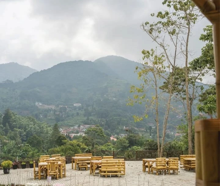 Teras The Prince dengan pemandangan pegunungan Puncak